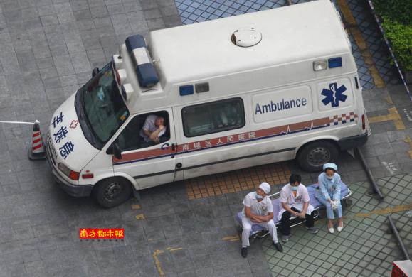 Ů�Ӹ�¥�������� Χ���߶¾Ȼ�����һ������