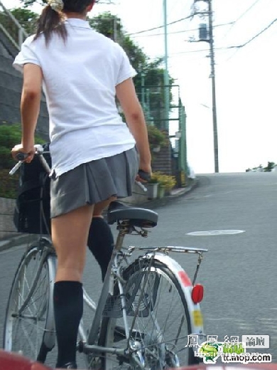 �ձ�Ů��һ����У���ͺ�Ů�� ��BС��ȹ